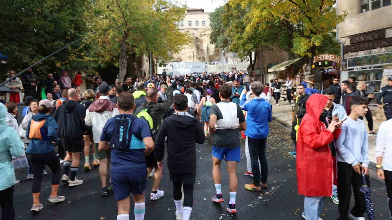 Kapadokya’da peribacaları arasında 3 bine yakın sporcu buluştu