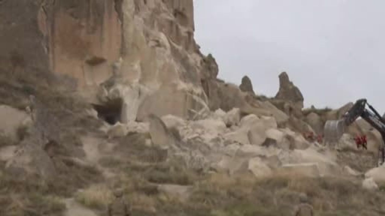 Kapadokya'da peribacası çöktü: kurtarma ekipleri sahada