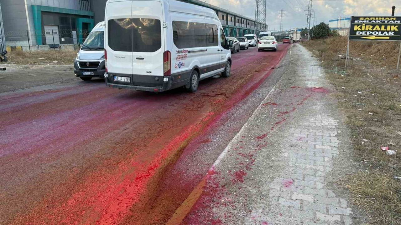 Kapaklı'da kırmızı iz: caddede yayılan boya şaşkınlık yarattı