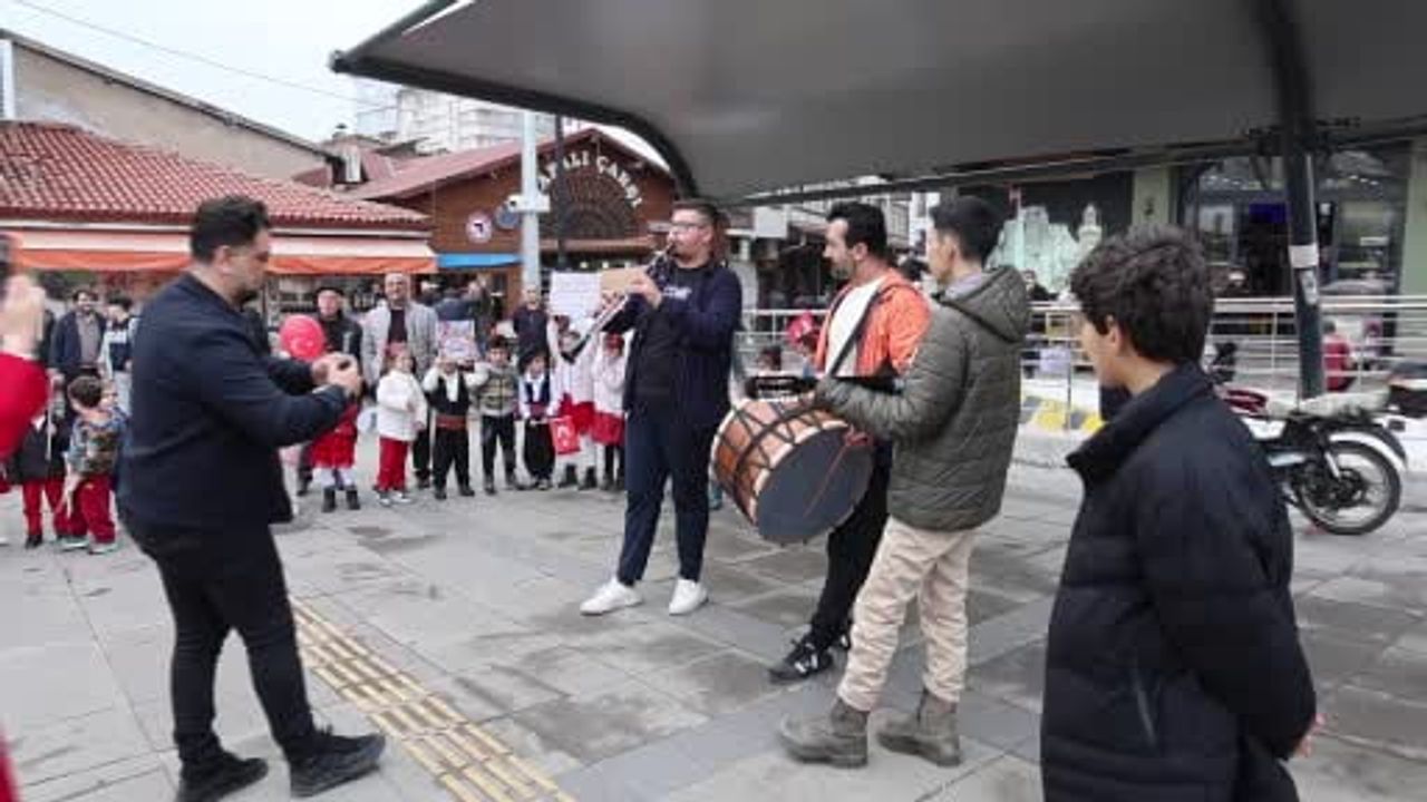 Kapalı Çarşı'da miniklerin 'Ölürüm Türkiyem' söyleyişi yaşlı bir vatandaşı duygulandırdı