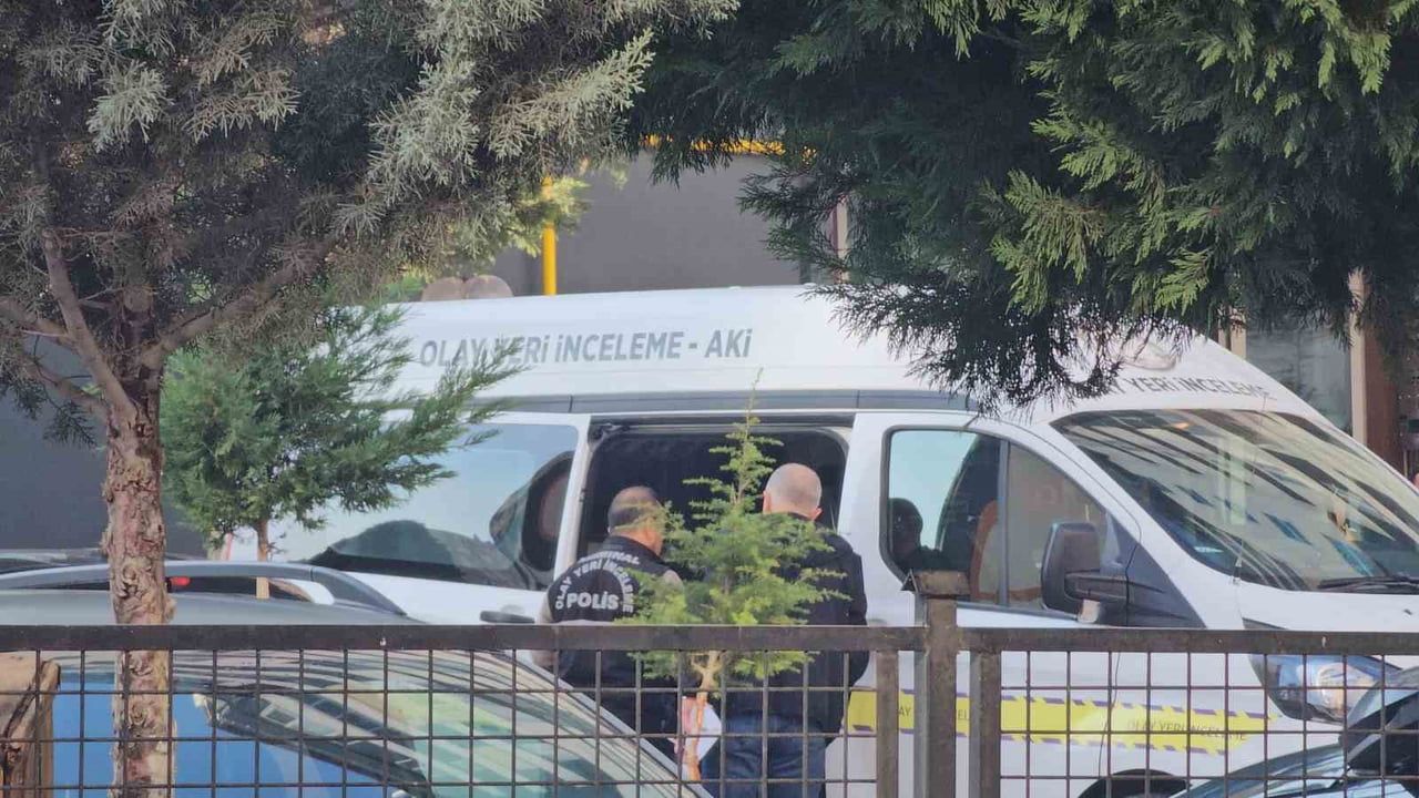 Kapıcı dairesinde tartışma büyüdü: çift birbirini bıçakla yaraladı