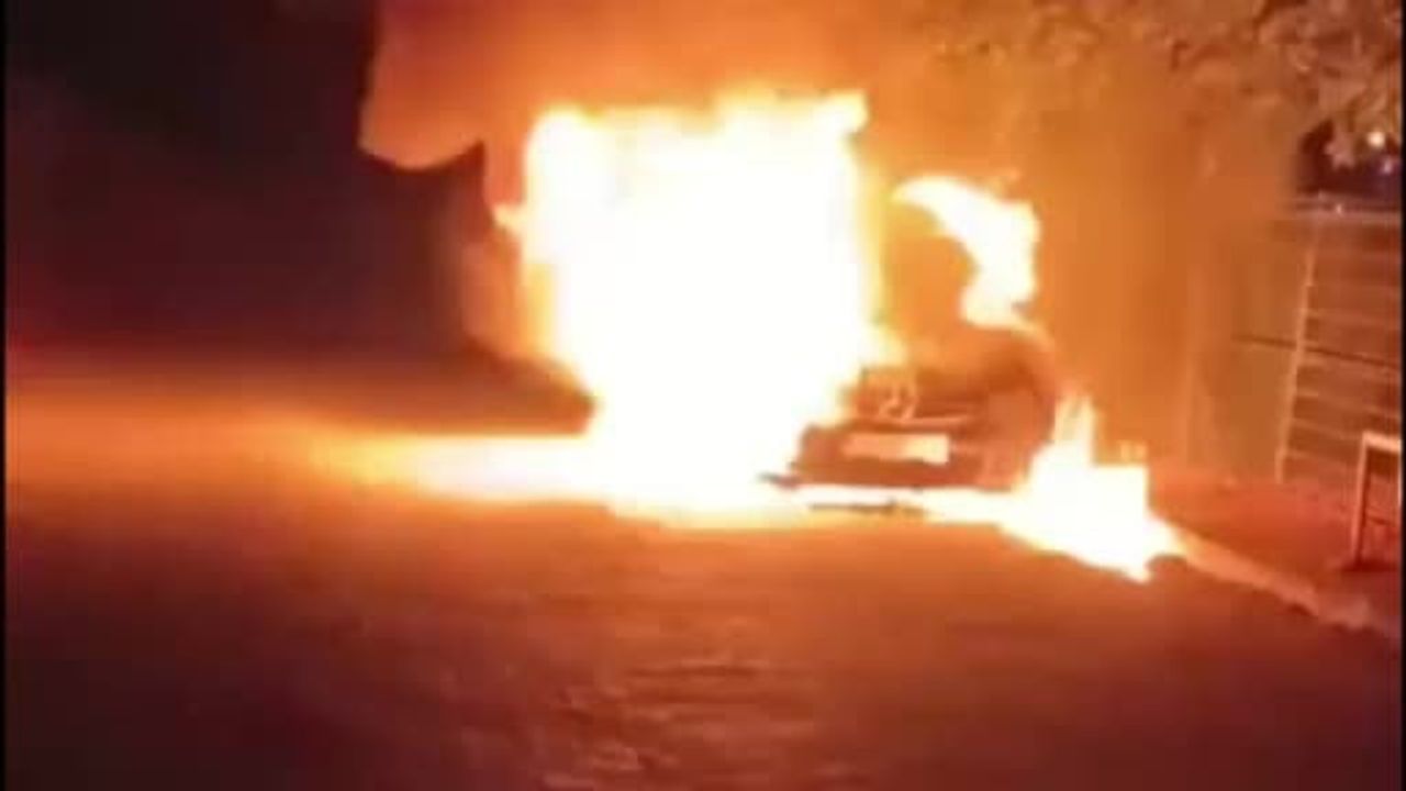 Kapıkule dönüşü Edirne sokağında park halindeki otomobil motor yangınıyla kullanılamaz hale geldi