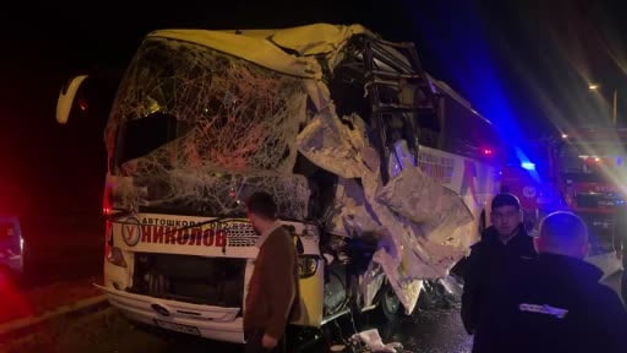 Kapıkule yolunda arkadan çarpma: Bulgar plakalı tur otobüsü tırla çarpıştı