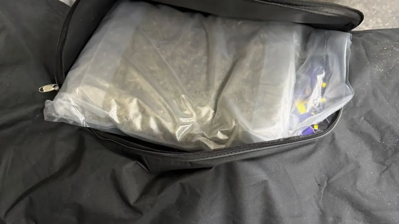 Kapitan Andreevo'da yük taraması şüphe uyandırdı: tırda 221 kilo 730 gram esrar ele geçirildi
