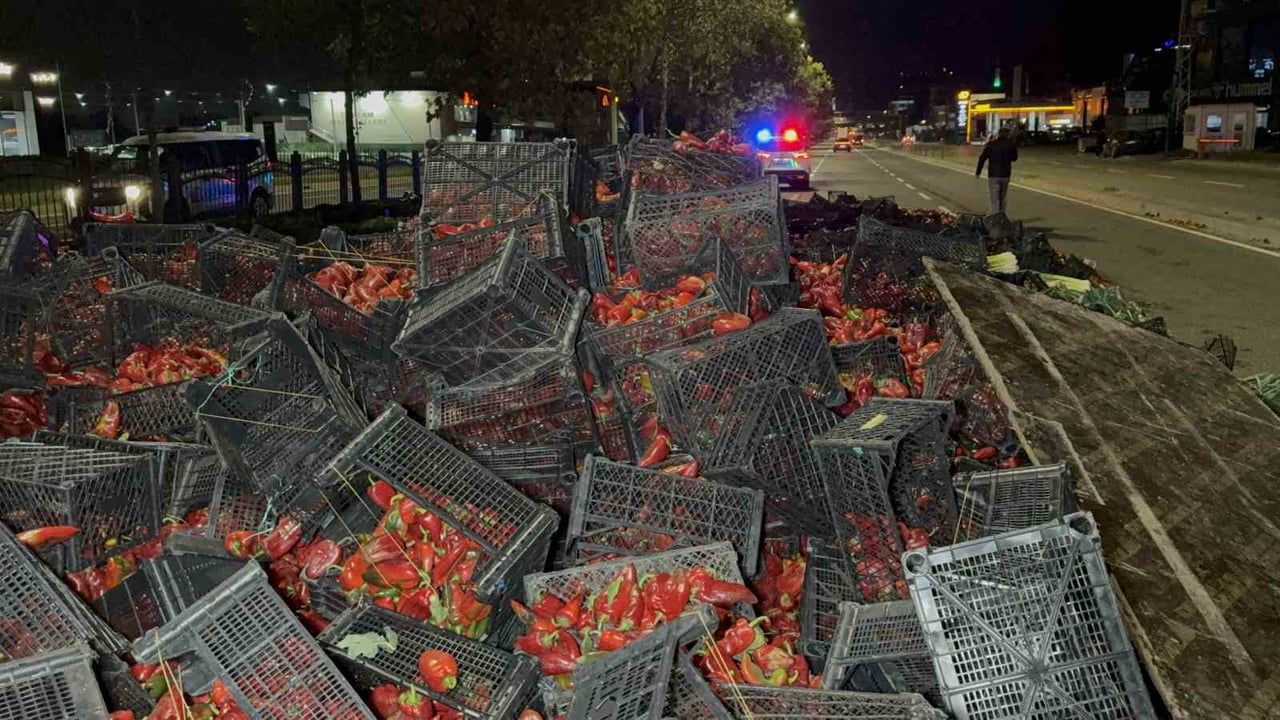 Kapya biberler ana yola saçıldı: devrilen kamyonda 2 kişi yaralandı