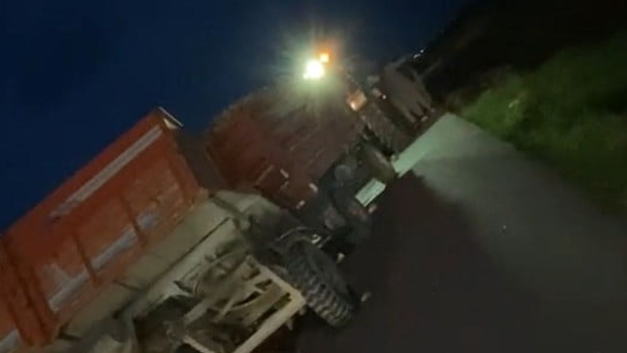 Kara yolda pancar dağılımı: Karapınar'da römork devrildi, sürücü yara almadı