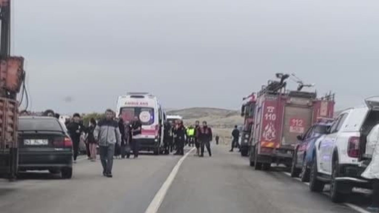 Karaadilli yakınlarında midibüs devrildi; yaralı sayısının artmasından endişe