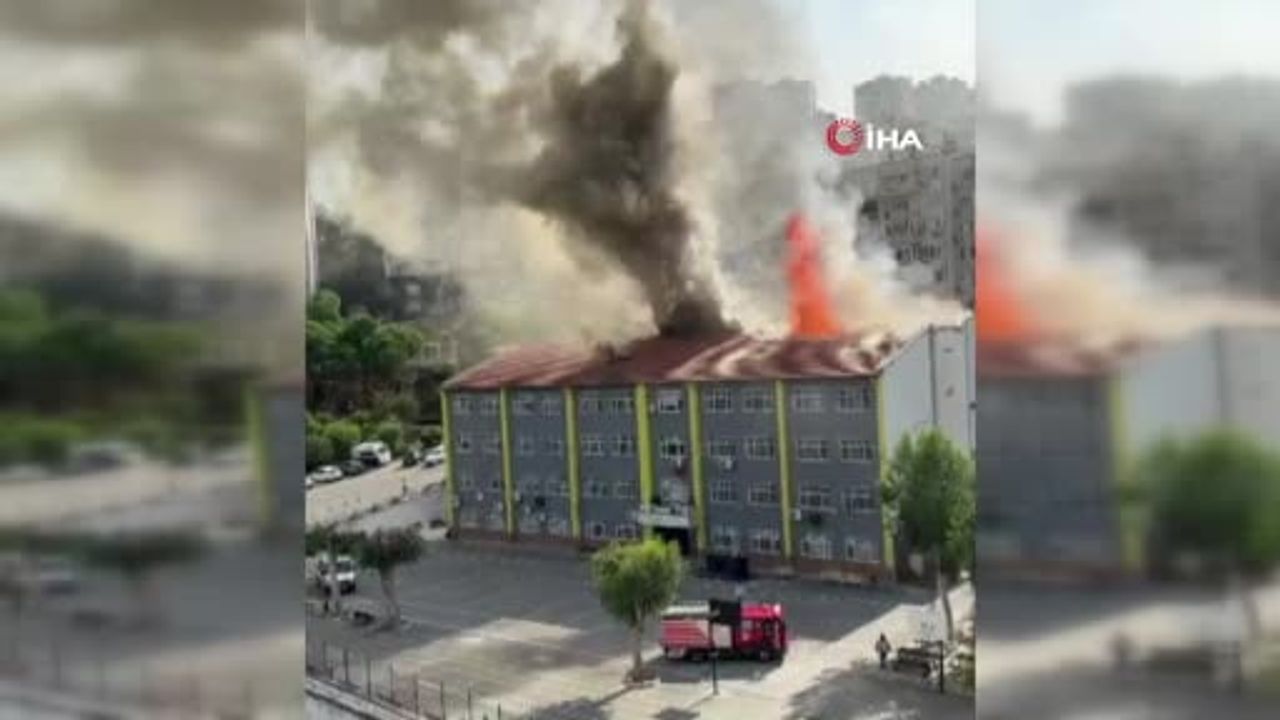 Karabağlar'da ortaokul çatısında yangın: itfaiye müdahalesi sürüyor