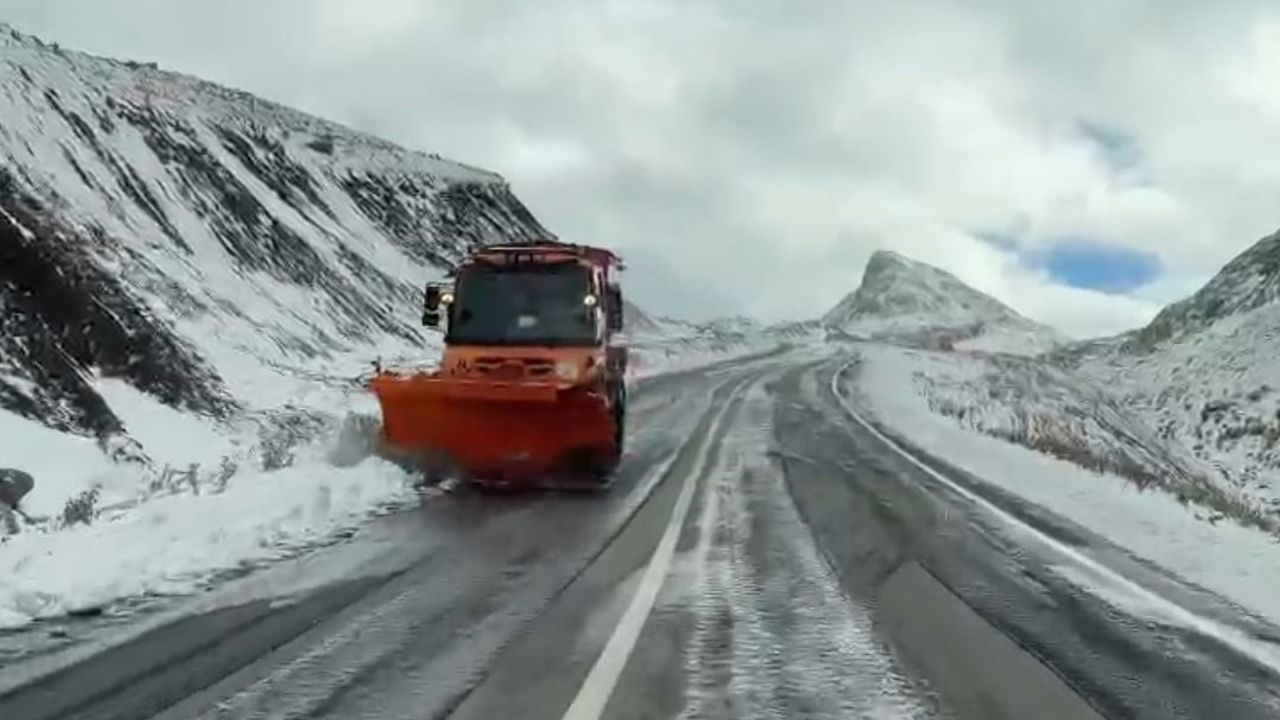 Karabet Geçidi'nde beyaz sürpriz: ilk kar ulaşımı etkiliyor