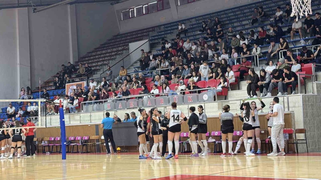 Karabük Gençlikspor evinde Gebze'yi set vermeden mağlup etti
