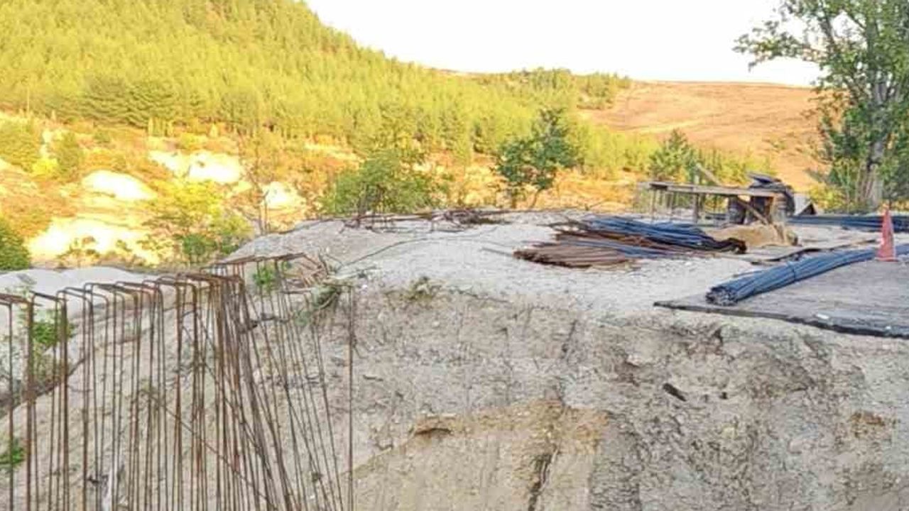 Karabük'te fark edilmeyen yol çalışması sürücünün aracını 4 metrelik şarampole devirdi