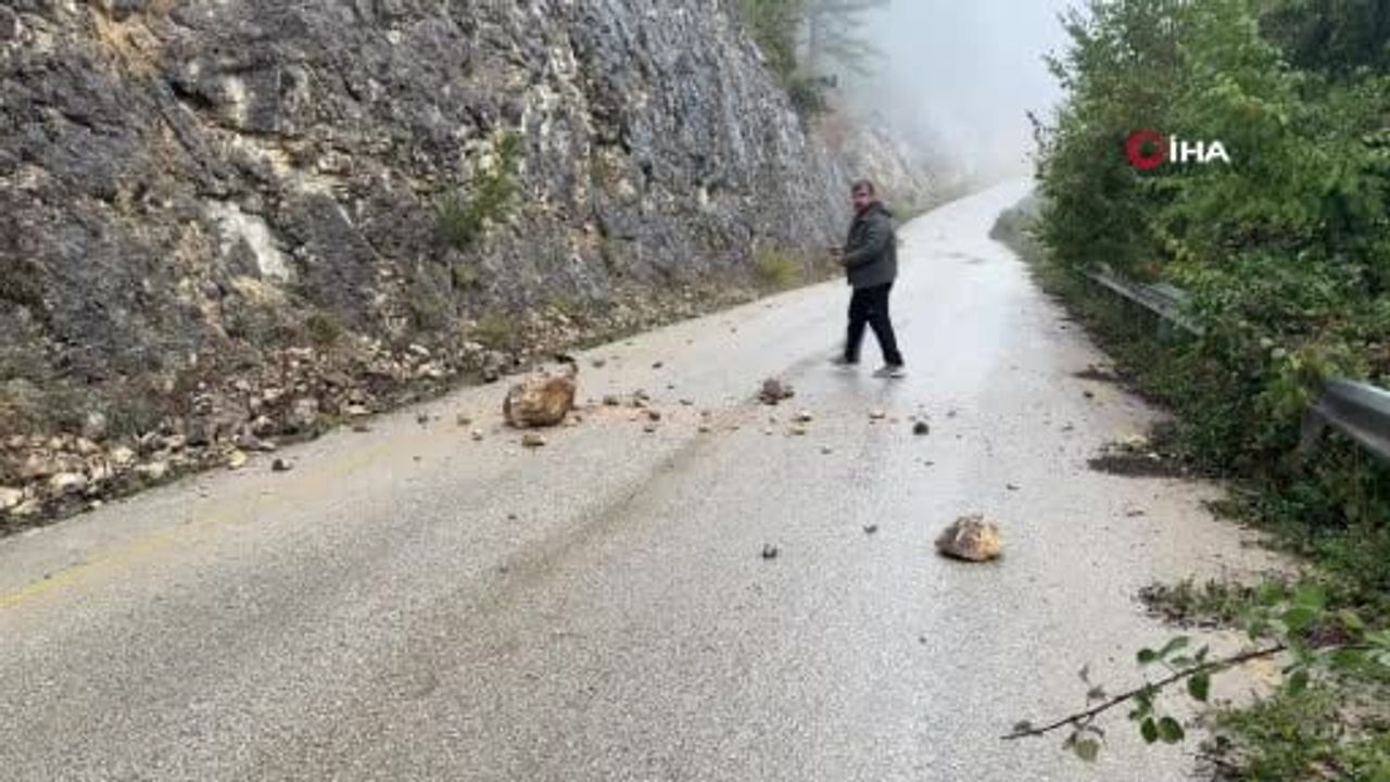 Karabük'te iki noktada kayanın yola düşmesi tehlike yarattı