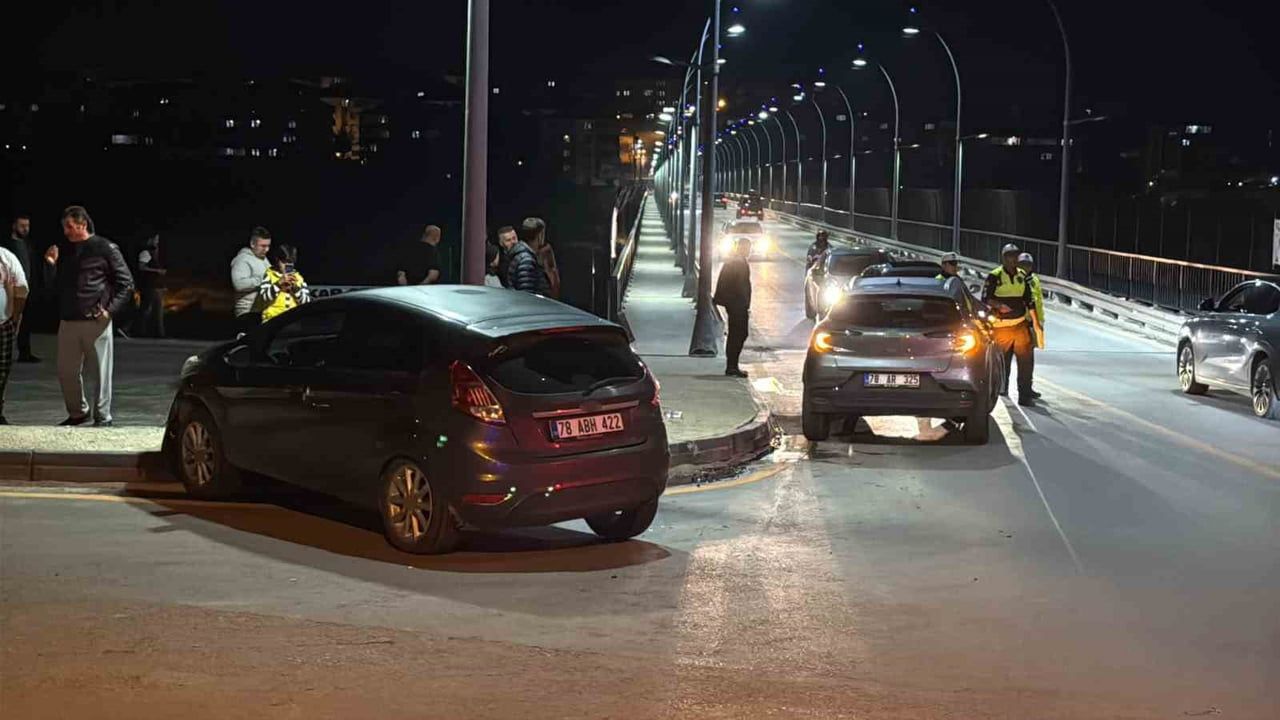 Karabük'te kavşak çarpışması: iki sürücü hastaneye kaldırıldı