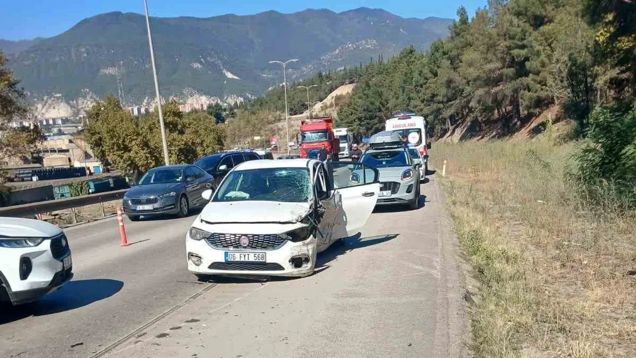 Karabük'te kontrolden çıkan araç zincirleme kazaya yol açtı