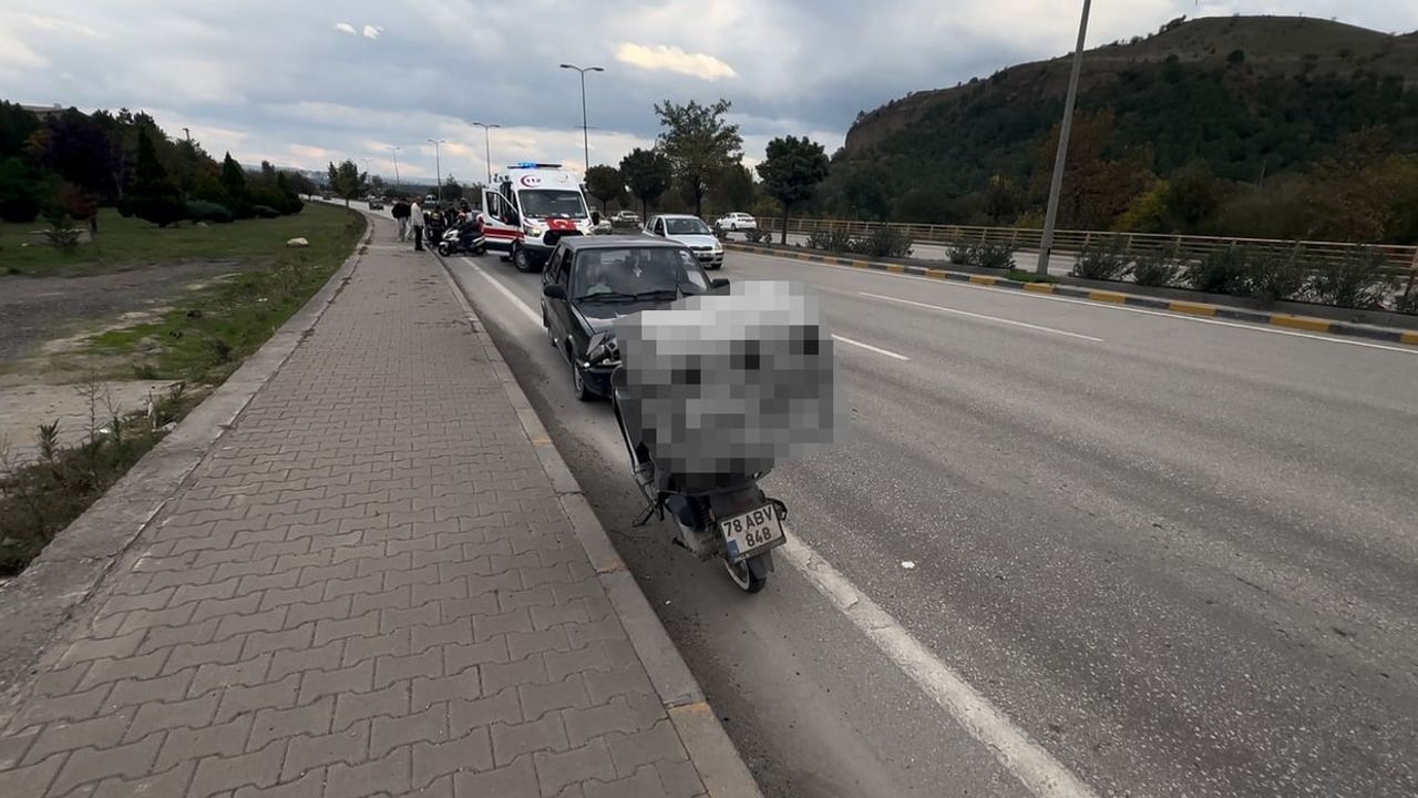 Karabük'te motosiklet devrildi, sürücü metrelerce sürüklendi
