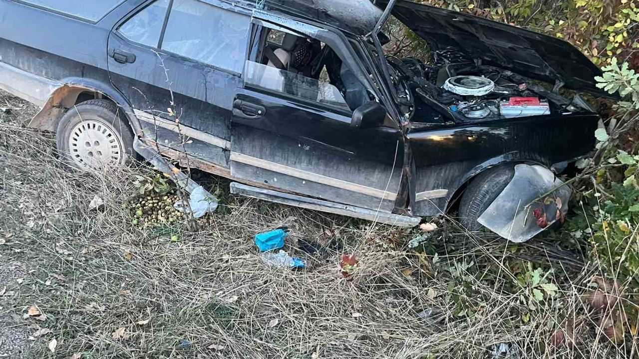 Karabük'te tek araçlı kazada sürücü sıkıştı, ekipler kurtardı
