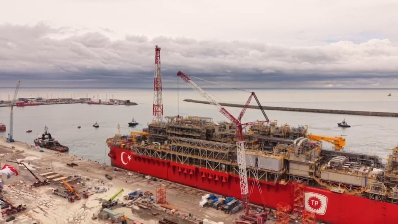 Karadeniz'de enerji hattı: Osman Gazi platformu Filyos'tan uğurlandı