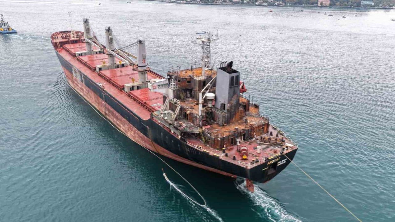 Karadeniz'de vurulan MV Aroyat söküm için boğazdan geçirildi