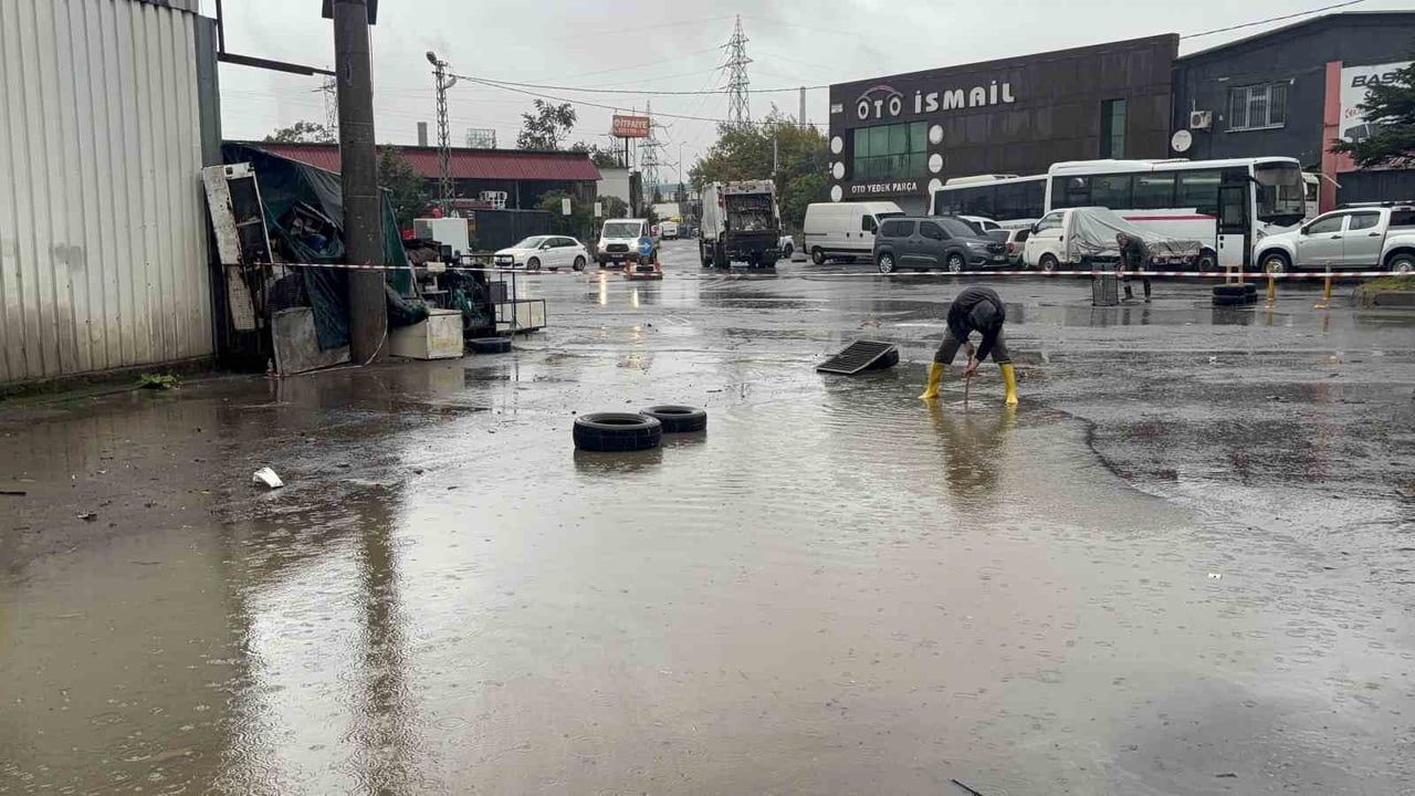 Karadeniz Ereğli'de istinat duvarı yıkılmasının ardından bina sakinleri tahliye edildi