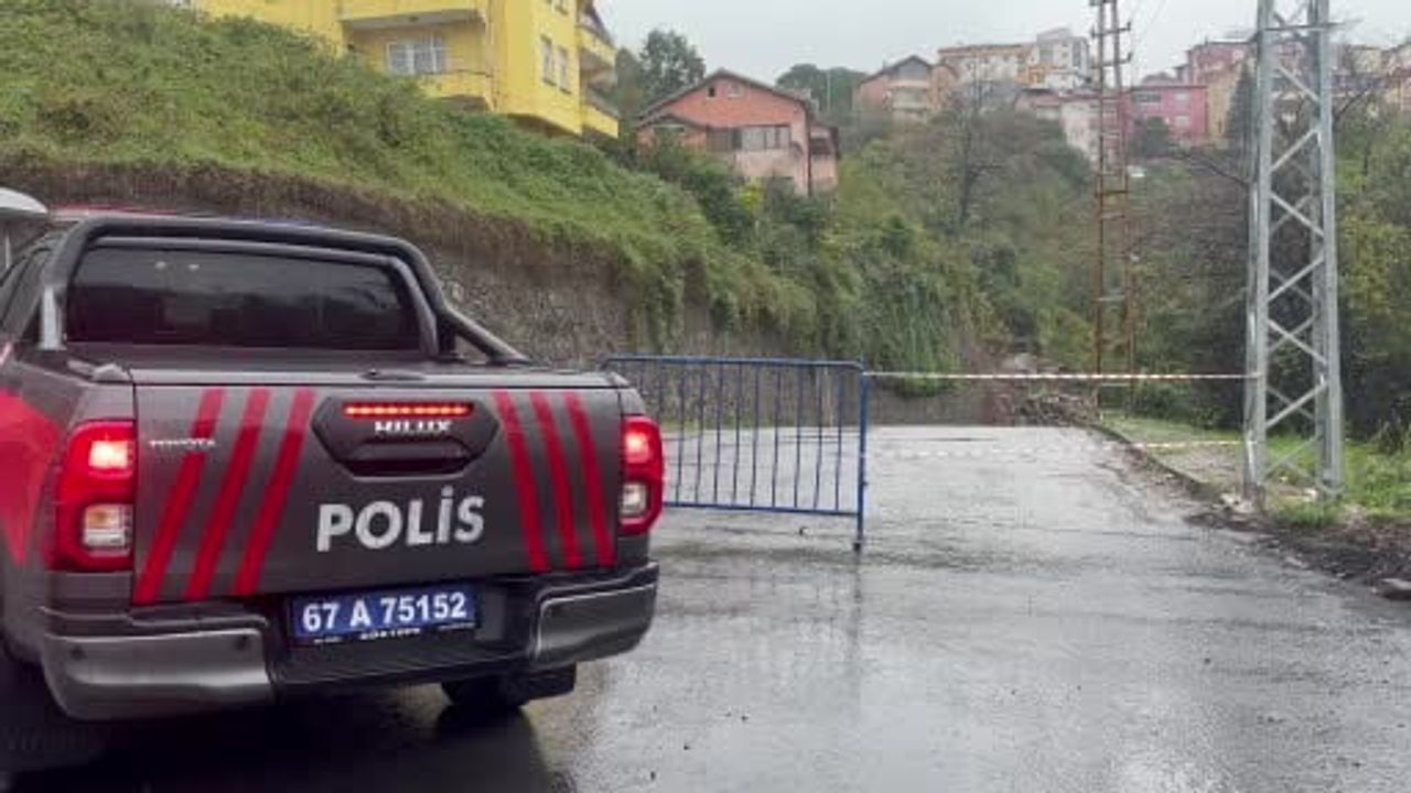 Karadeniz Ereğli'de şiddetli yağış heyelana yol açtı, risk altındaki bina boşaltıldı