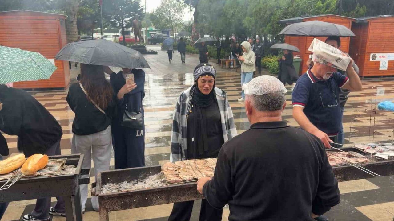 Karadeniz'in bereketi Hopa meydanında balık ziyafetine dönüştü