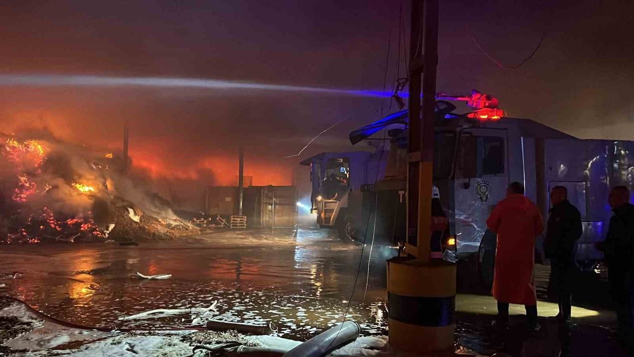 Karaduvar'da tütün deposunda gece yangını