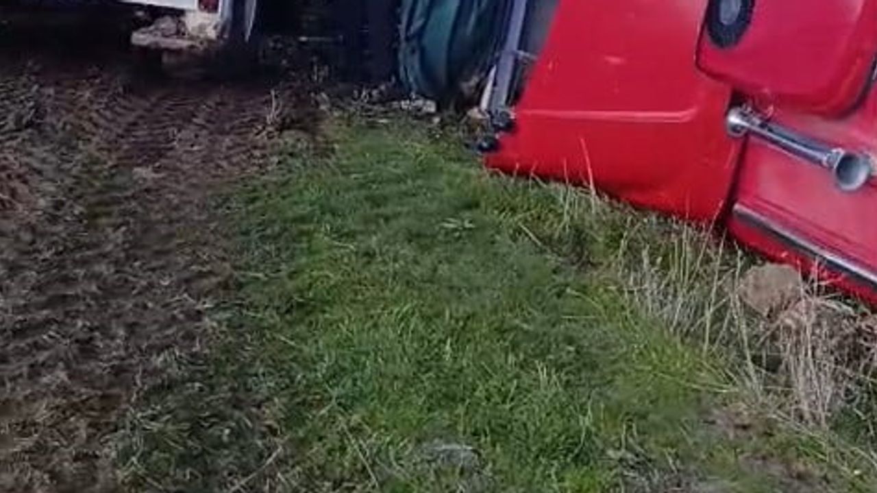 Karakoçan'da direksiyon hakimiyetini kaybeden tır pancarlarla şarampole devrildi