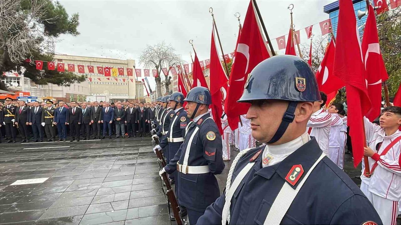 Karaman'da 29 ekim coşkusu: Atatürk büstüne çelenk bırakıldı
