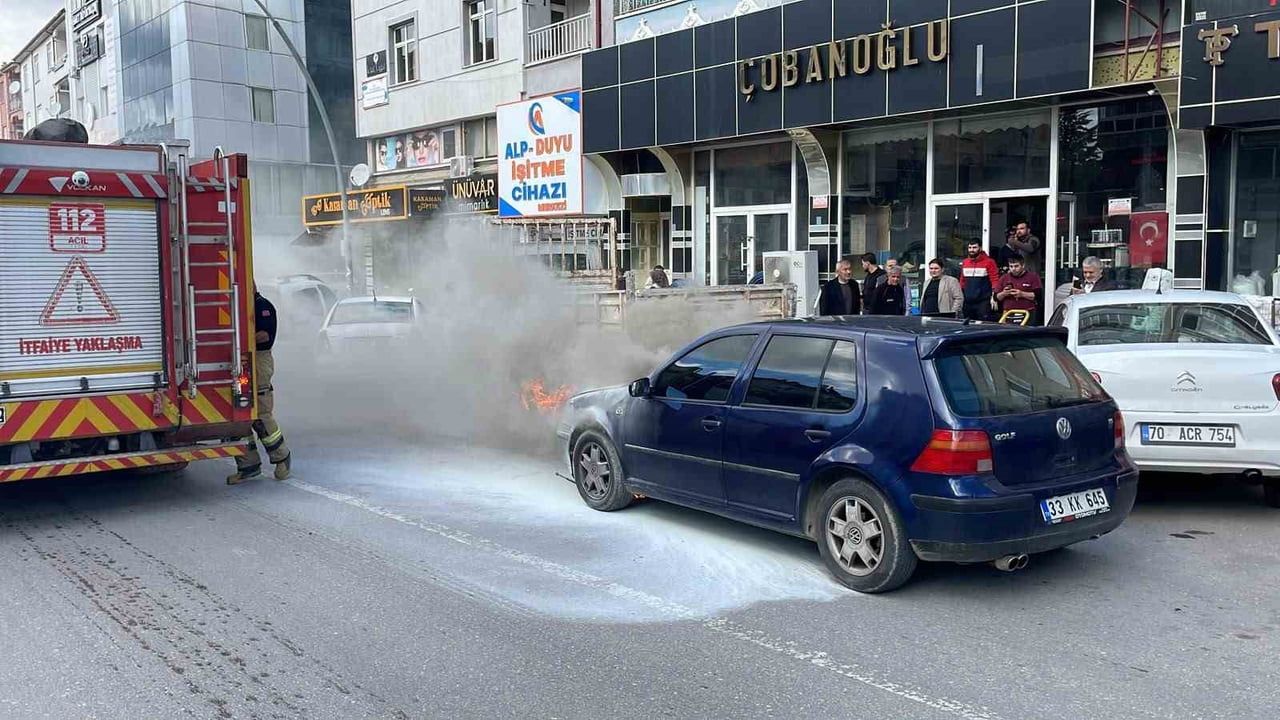 Karaman'da aniden alevlenen otomobil itfaiye müdahalesiyle kısa sürede söndürüldü