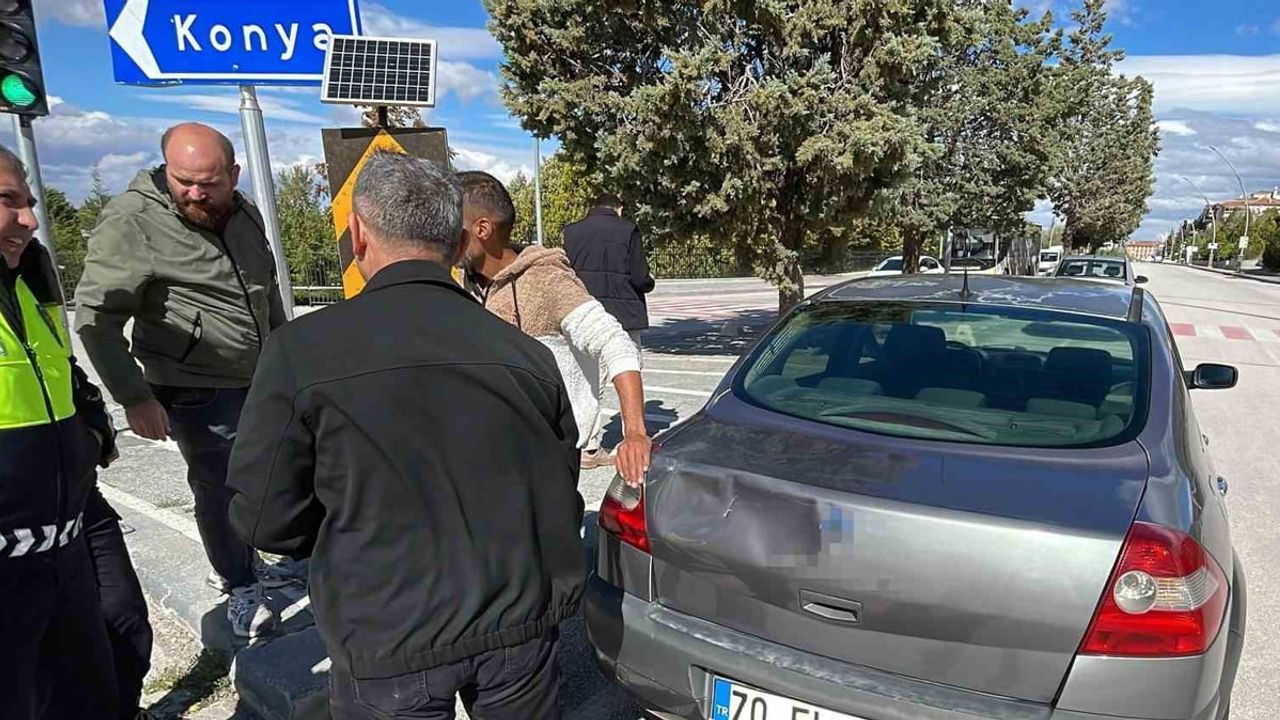 Karaman'da bağından kaçan atın trafikte yol açan görüntüsü kamerada