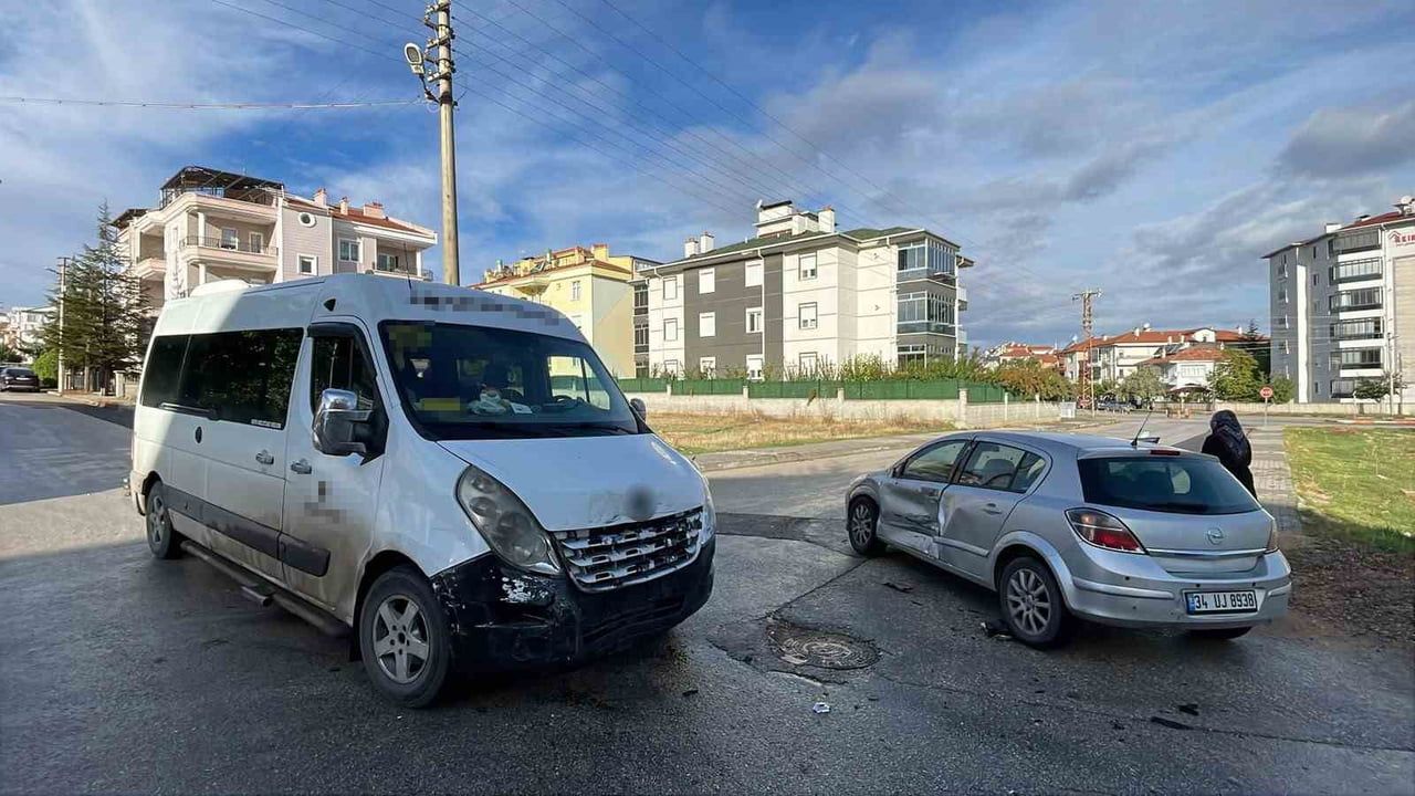Karaman’da Cumhuriyet Mahallesi 650. Sokak kavşağında çarpışma: otomobil sürücüsü yaralandı