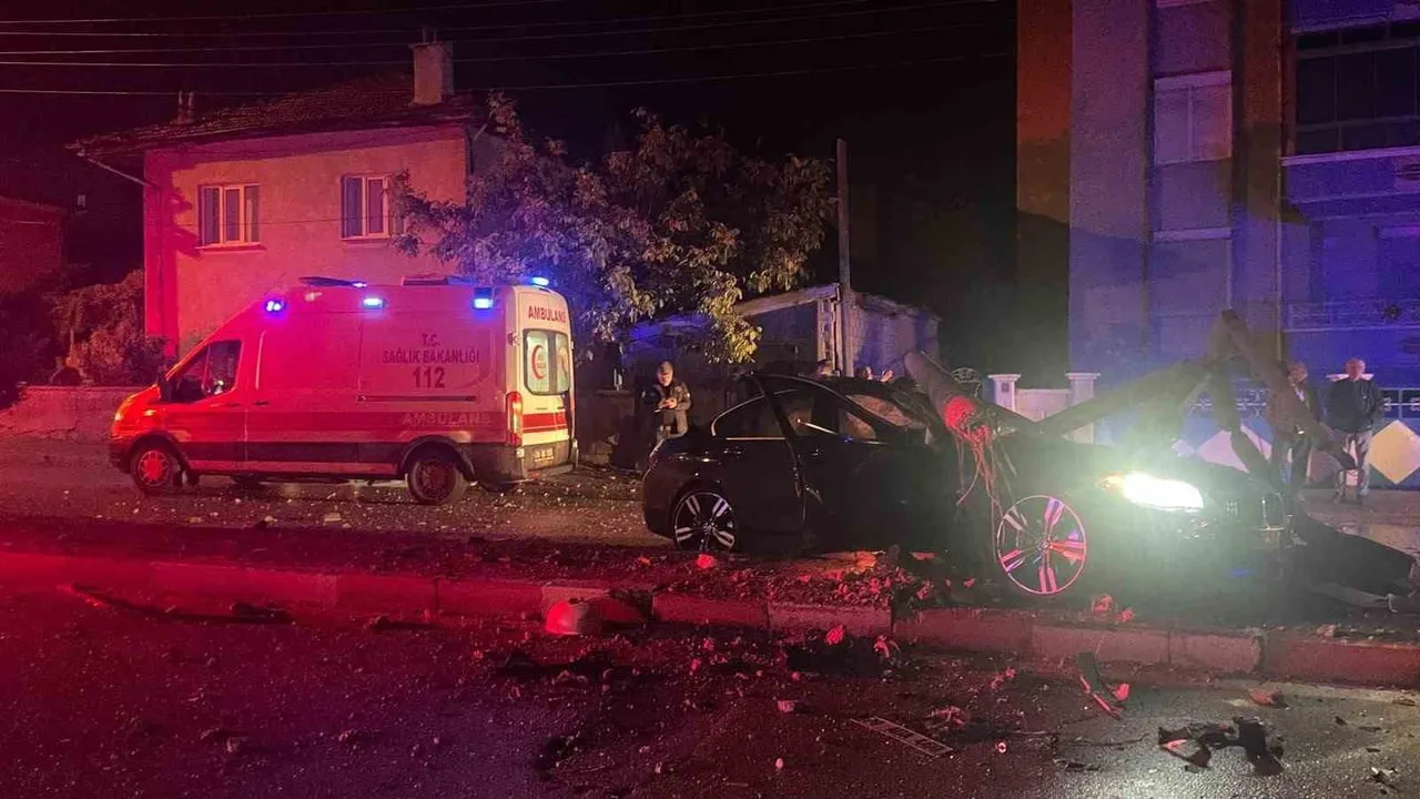 Karaman’da gece yarısı kontrolden çıkan BMW beton aydınlatma direğini devirdi