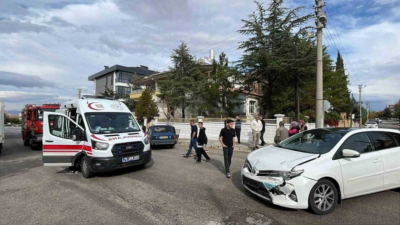 Karaman'da kavşak çarpışması: yolcu hastaneye kaldırıldı