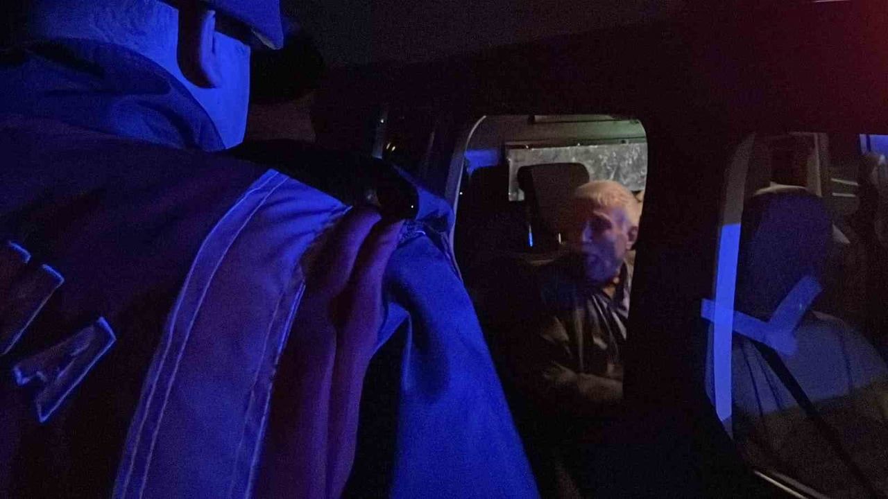 Karaman'da kavşak kazasında jandarmadan yaşlı sürücüye şefkat