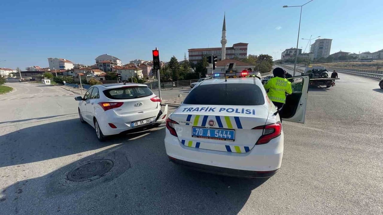 Karaman'da kavşakta çarpışma: motosiklet sürücüsü hastaneye kaldırıldı