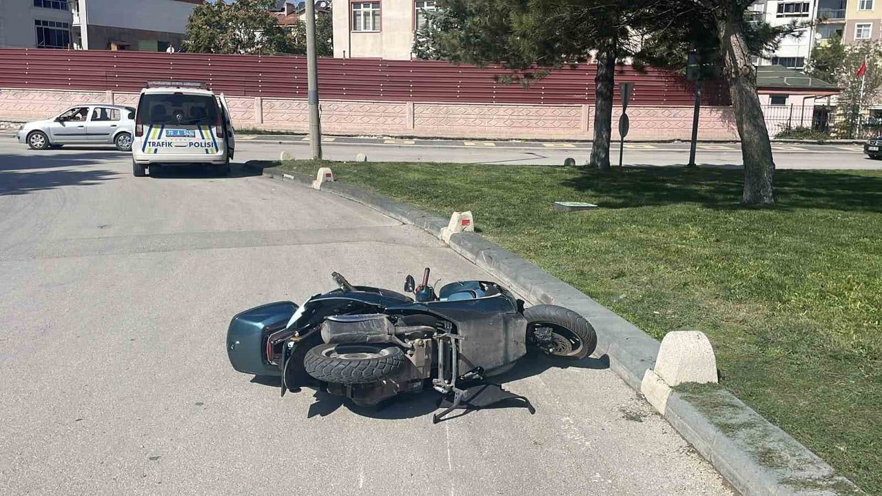 Karaman'da kavşakta çarpışma: motosiklet sürücüsü yaralandı