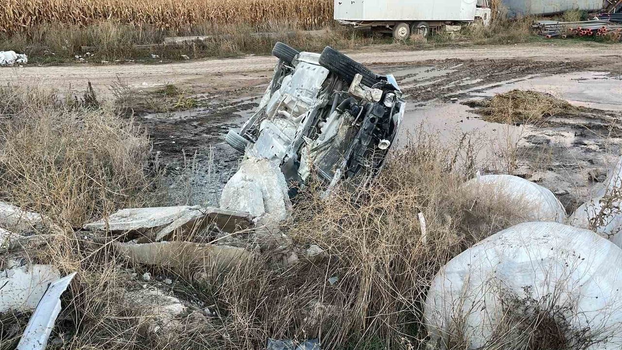 Karaman'da levhaya çarpan araç paketlenmiş mısır silajı tarlasına takla attı