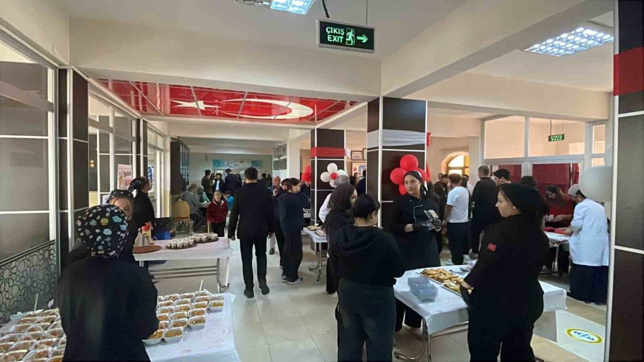 Karaman'da lise öğrencileri cumhuriyet bayramına özel el emeği panayır düzenledi