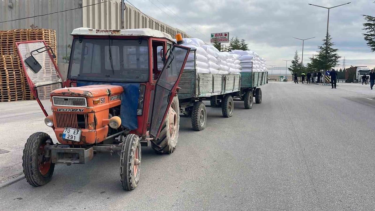 Karaman'da panelvan, römorktaki un yüklü traktöre çarptı: sürücü yaralandı