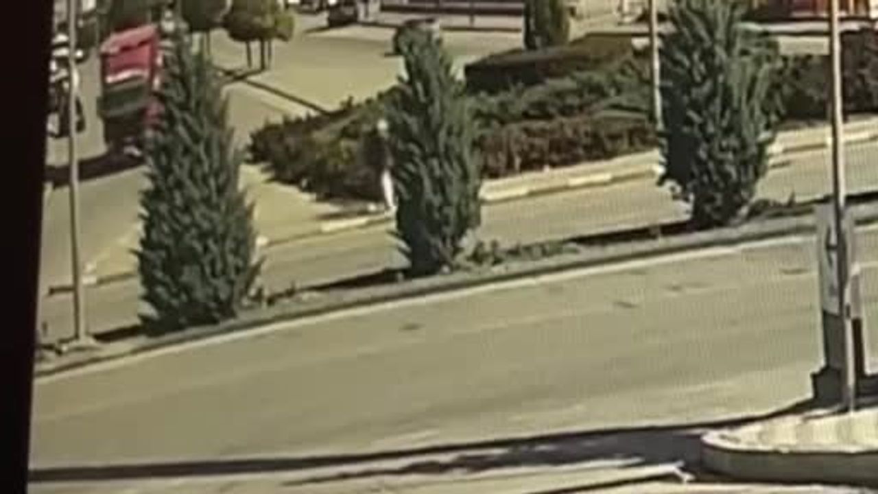 Karaman'da tali yoldan çıkan kamyonla çarpışan elektrikli bisiklet 10 metre sürüklendi