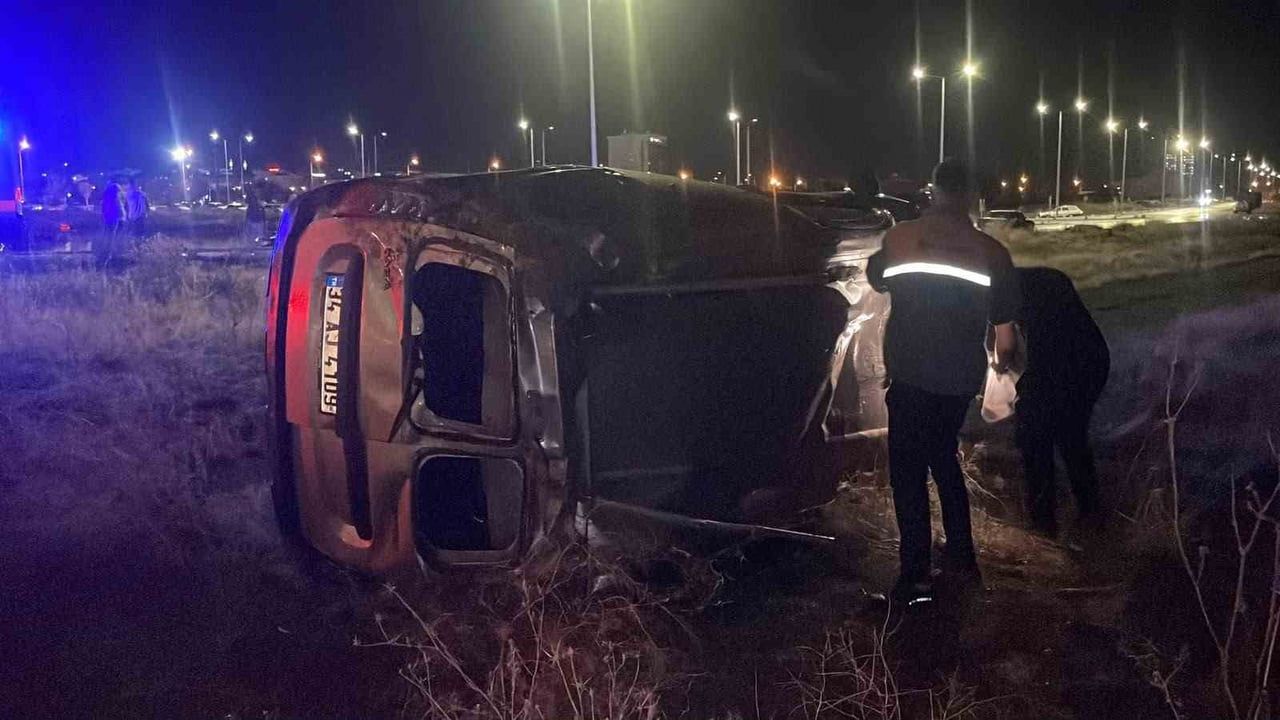 Karaman'da yağmurda kontrolü kaybeden hafif ticari araç takla attı