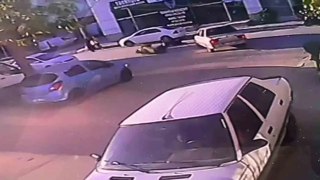 Karaman'da yolda sürüklenen motosikletin otomobile çarpma anı kamerada