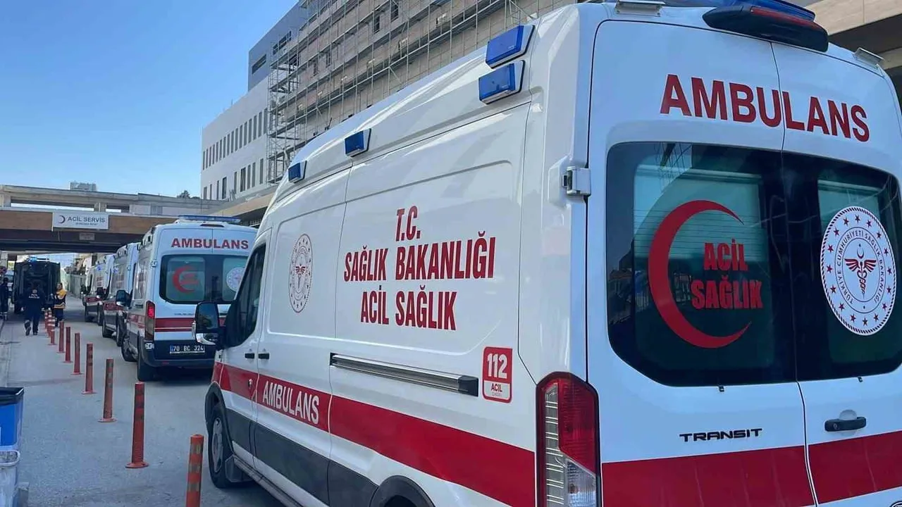 Karaman'da zeytin toplarken devrilen patpatta sekiz kişi yaralandı