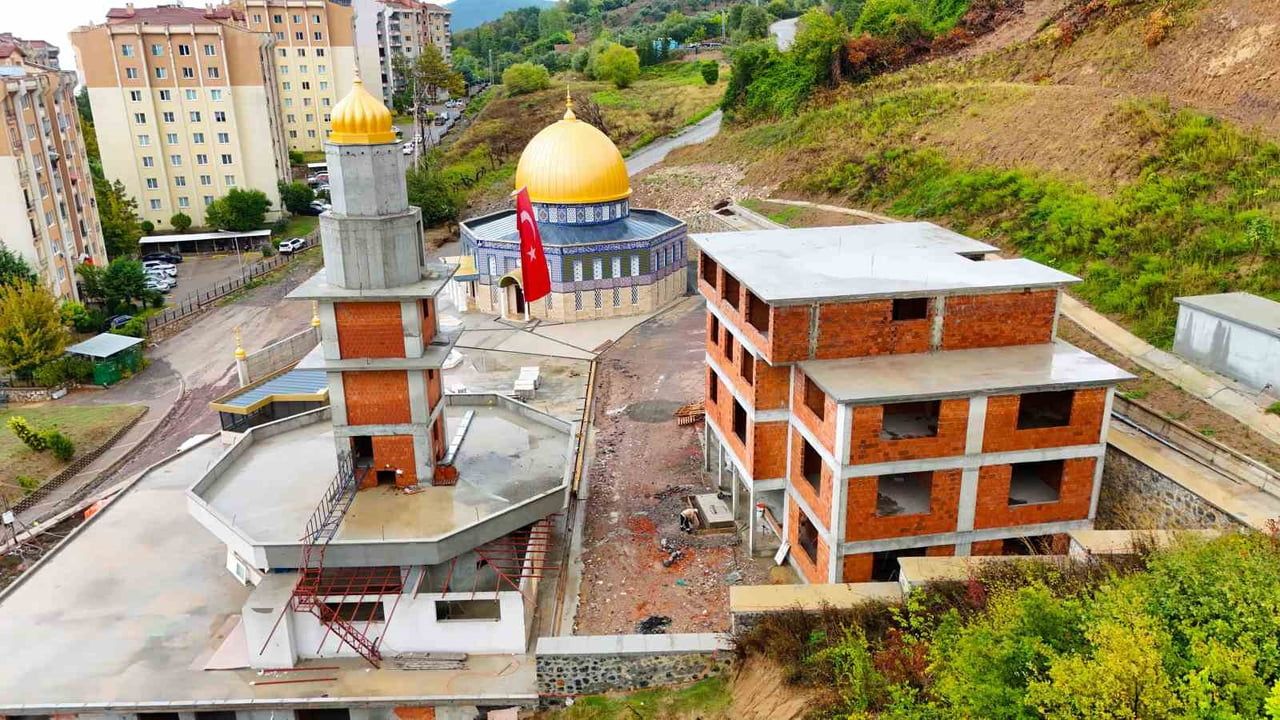 Karamürsel'de toplumsal hizmete katkı: Aksa Camii'ne kapsamlı malzeme desteği