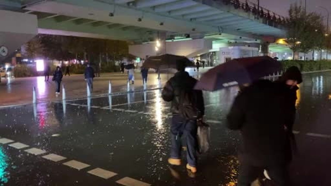 Karanlık sabahın ıslak ritmi: İstanbul'da sağanak işe gidişi etkiledi