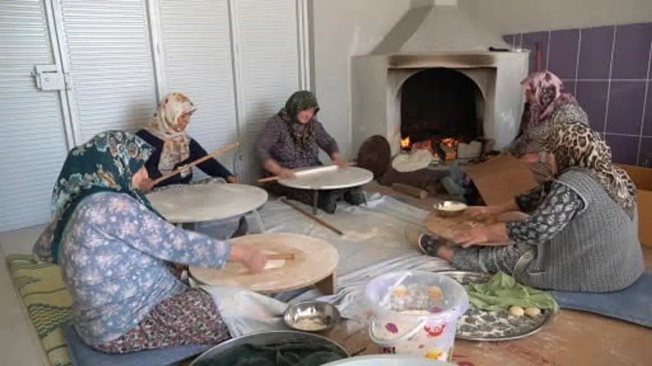 Karaoğlanlı’da odun ateşiyle yaşatılan 50 yıllık ramazan yufkası geleneği