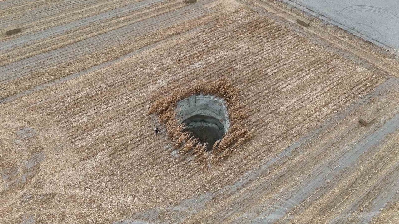 Karapınar'da mısır tarlasındaki 10 metre çaplı obruk biçerdöver operatörleri sayesinde fark edildi