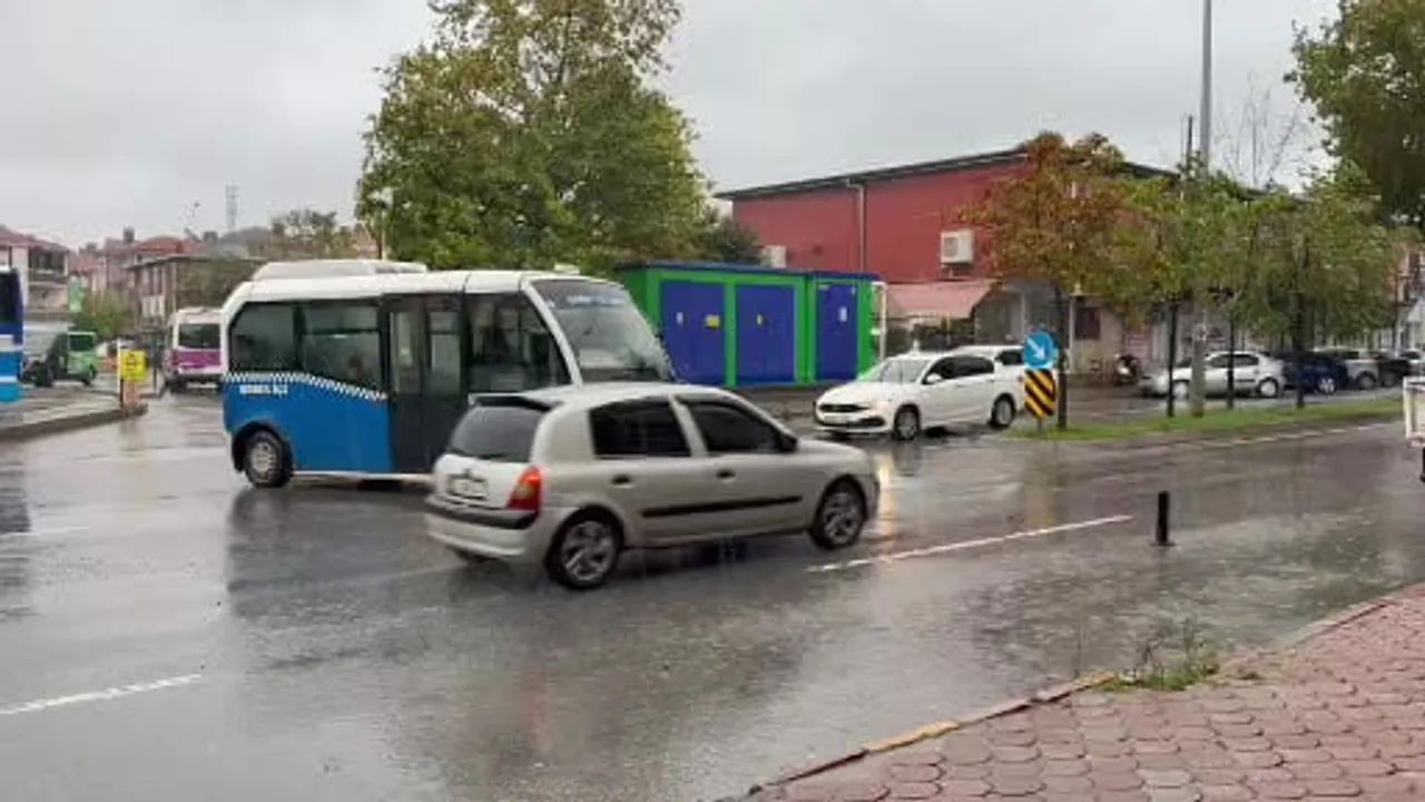 Karasu'da gece başlayan sağanak sele dönüştü; hasar gündüz ortaya çıktı