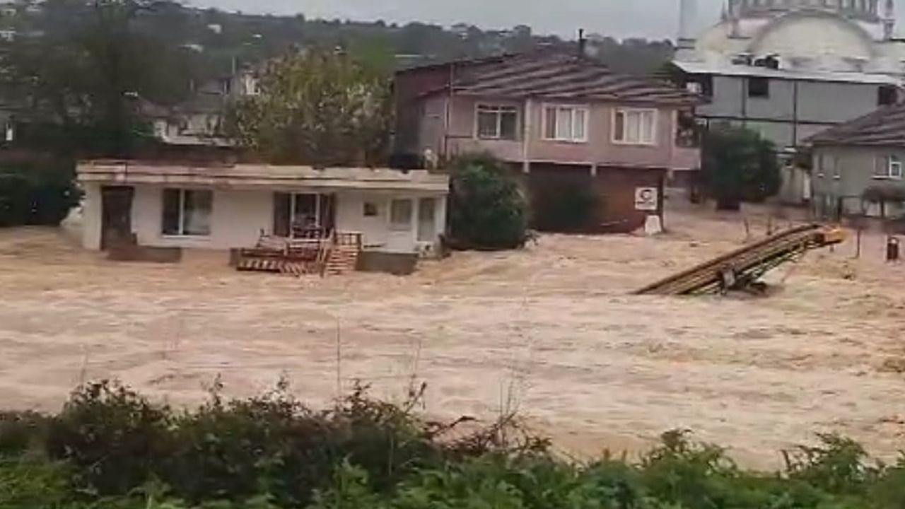 Karasu’da gece sele uyanış: evlerin zemin katları su altında kaldı