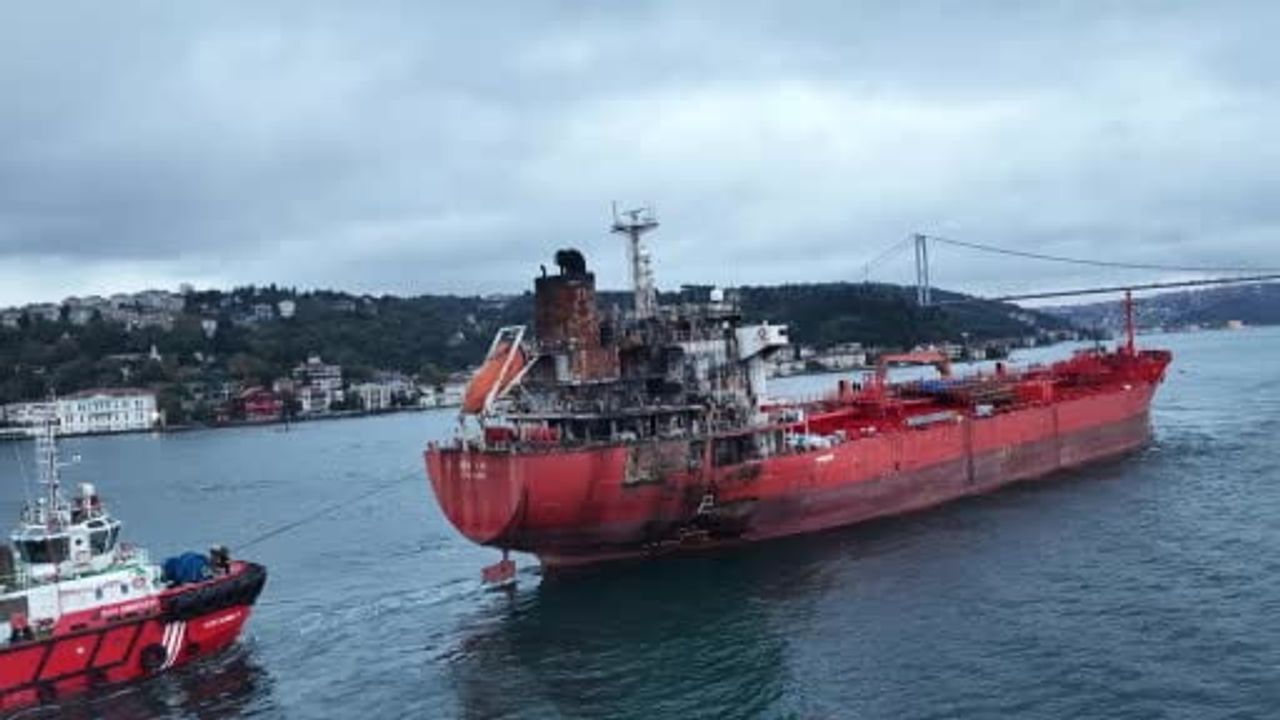 Karaya oturan Hong Kong bayraklı tanker İstanbul Boğazı'nda geçiş nedeniyle trafik durdu